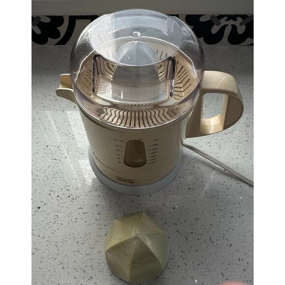 Vintage BETTY CROCKER ELECTRIC CITRUS JUICER Model BC-1473 24 OZS. AUTO REVERSE - Picture 2 of 6